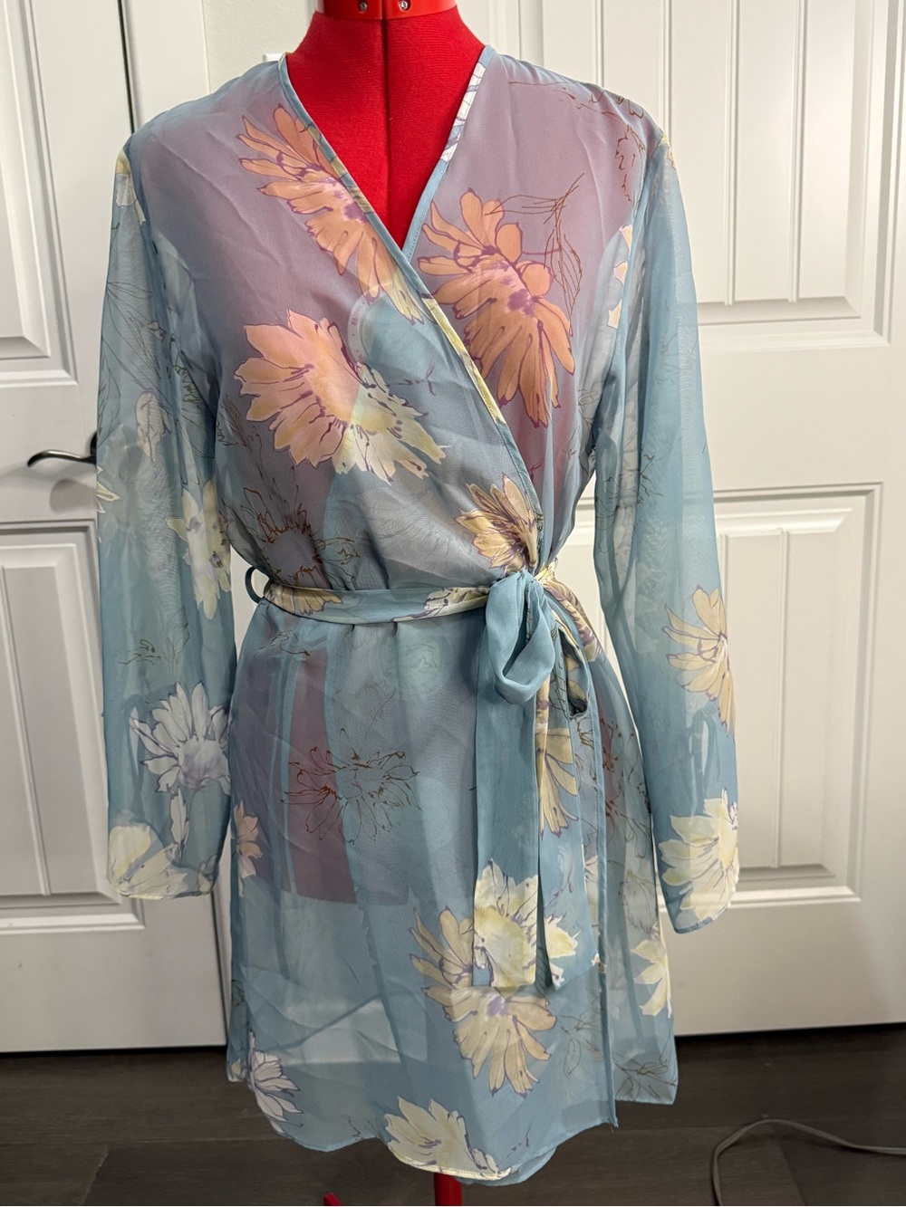 VTG Halston sheer robe features a pastel blue sunflower floral pattern Sz L/XL